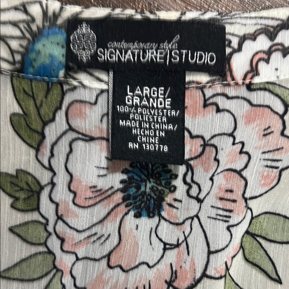 Signature Studio Floral Blouse with Pastel Hues - Picture 2 of 6